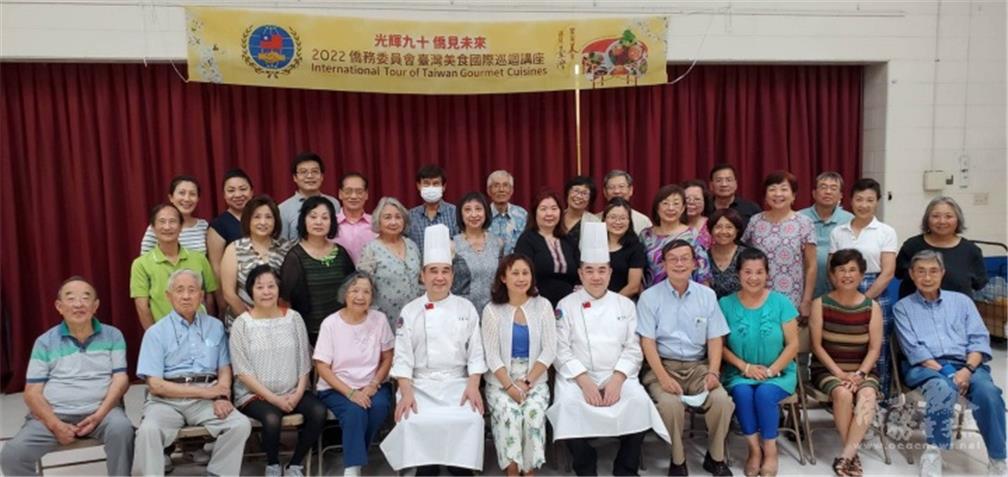 Head chefs Pan Meng-ren and Tsai Wan-li traveled all the way to teaching Taiwanese cooking at the Chinese American Community Center in Delaware.