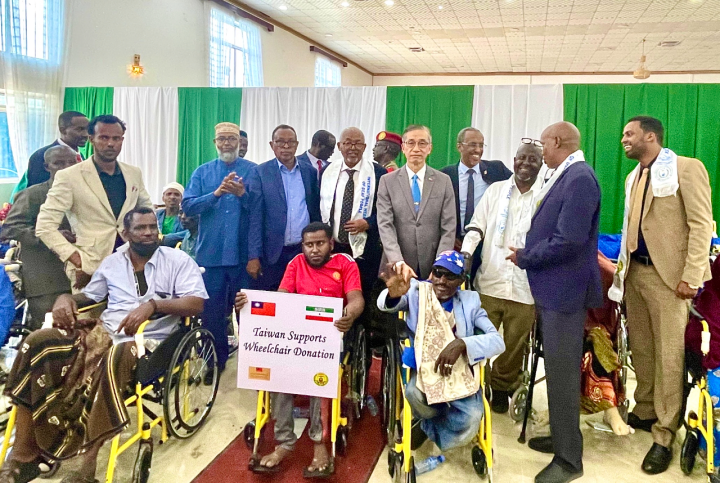 駐索馬利蘭代表處在國際聾啞週捐贈輪椅給索馬利蘭社福部運用