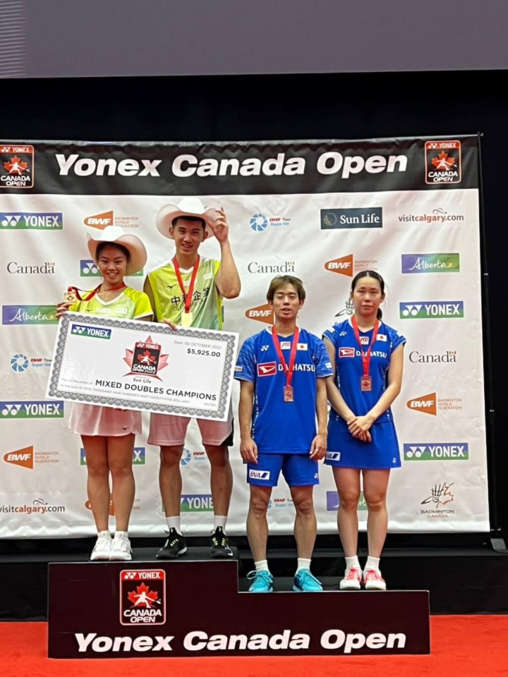 Taiwan's Ye Hong-wei (second left) and Lee Chia-hsin (left) on the podium after winning the mixed doubles event at the Yonex Canada Open Sunday. Photo taken from the Chailease badminton team's Facebook page.