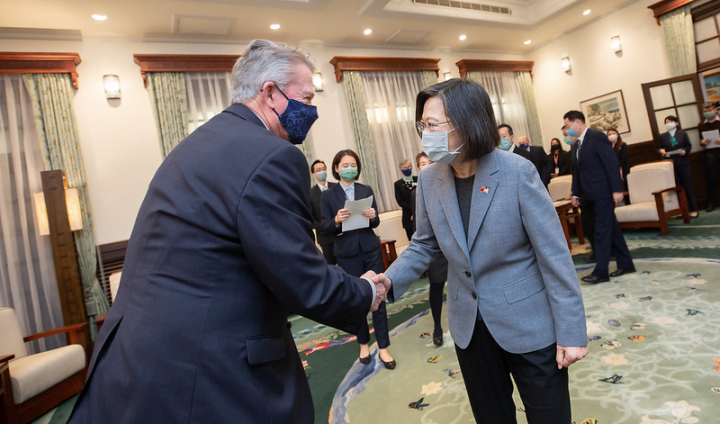 President Tsai Ing-wen meets with a delegation led by Idaho Governor Brad Little.