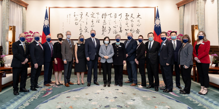 President Tsai poses for a photo with a delegation led by Idaho Governor Brad Little.