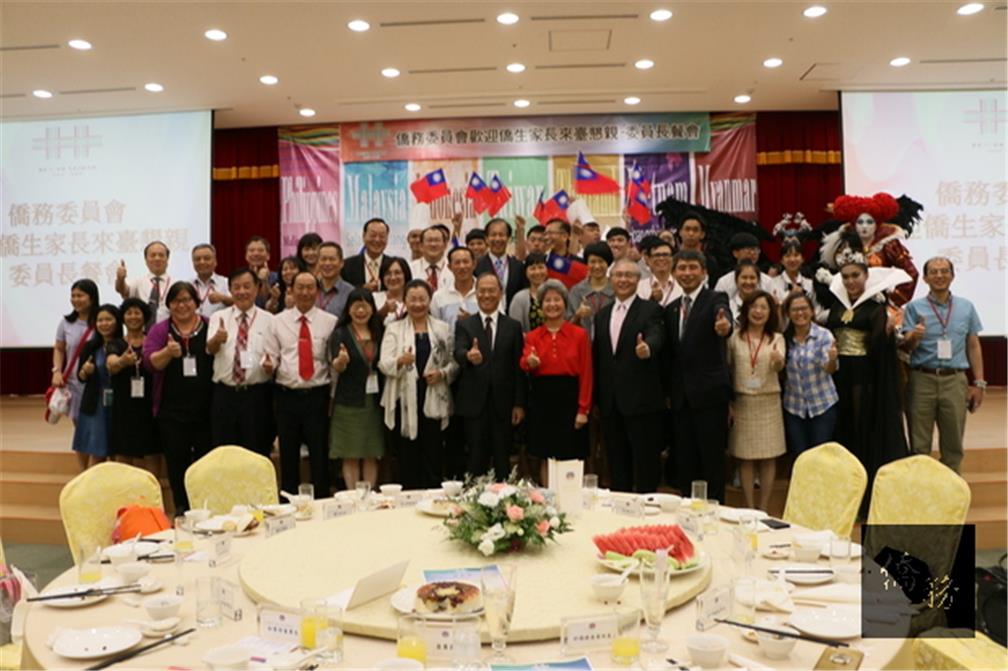 During the Double Ten National Day holiday, the Overseas Community Affairs Council (OCAC) held a Parents' Day event for parents of overseas compatriot students.  175 parents from Vietnam were invited to better understand their children(CNA)s educational progress in Taiwan. (CNA)