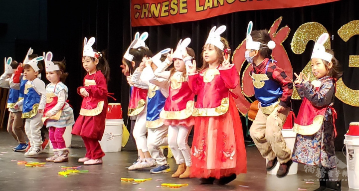 哥城中文學校學生精采有趣的新年表演