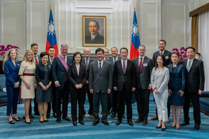 President Tsai takes a group photo with a delegation led by Ambassador O'Brien.