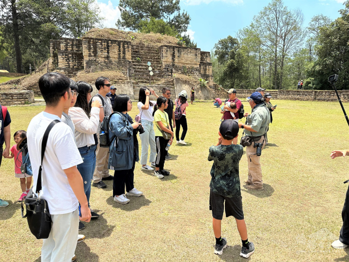 僑胞在瓜國觀光局導覽人員的解說下參訪Iximché遺址