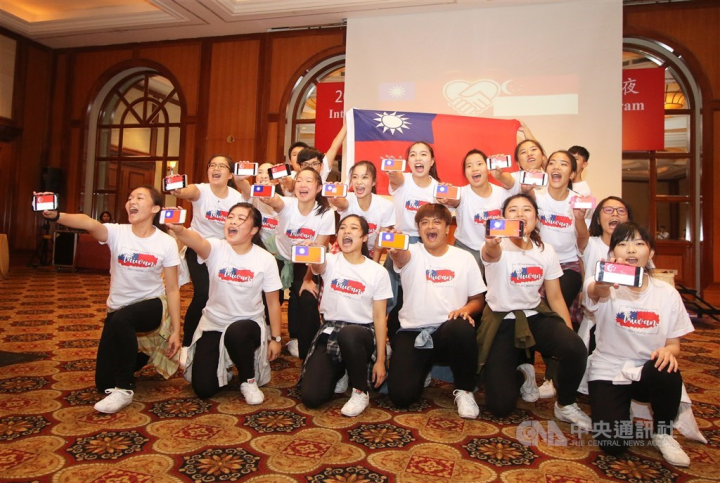 Youth ambassadors perform in Singapore for the program held by the Ministry of Foreign Affairs in 2017.