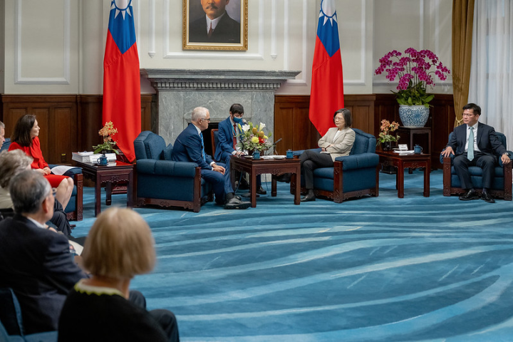 President Tsai exchanges views with Chair of the International Advisory Council of CAPRI Malcolm Turnbull.