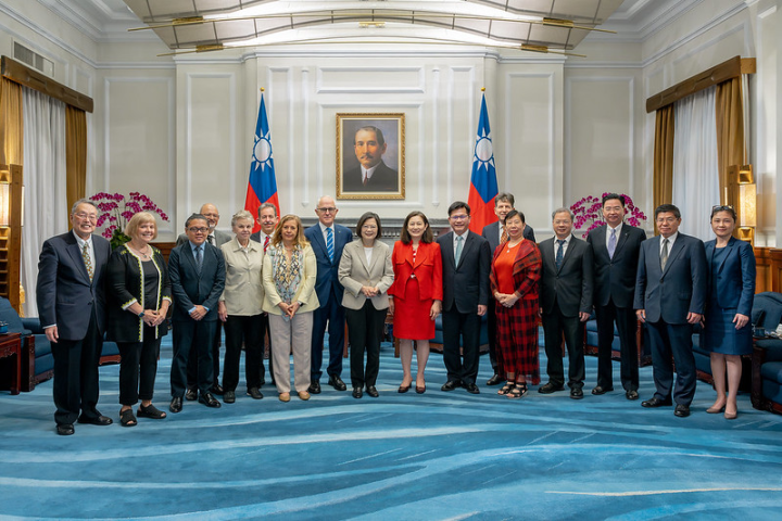 President Tsai poses for a group photo with the delegation of members from CAPRI.