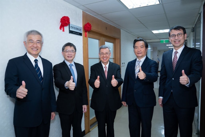 Premier Chen Chien-jen (center), Lee Hsien-min (left), head of the Anti-Fraud Office, and Cabinet officials pose for a group photo at the opening ceremony held for the new government agency in Taipei on Wednesday. Photo courtesy of Executive Yuan May 31, 2023