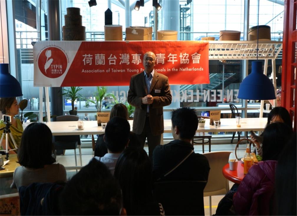 Gabriel Shih, the secretary of OCAC in the Netherlands, introduced the importance of OCAC's overseas affairs and encouraged Taiwanese youth to interact with overseas Taiwanese associations.