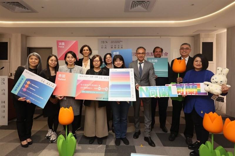 Representative of the Netherlands Office Taipei Guido Tielman (fourth right), Deputy Culture Minister Lee Ching-hwi (fifth right) and other officials pose for a photo at a press conference in Taipei Wednesday.