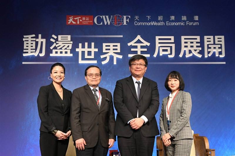 Deputy Minister of Economic Affairs Tseng Wen-sheng (second from right) poses for photo with other panelists at the 2024 CommonWealth Economic Forum in Taipei on Thursday. ( CommonWealth Magazine.)