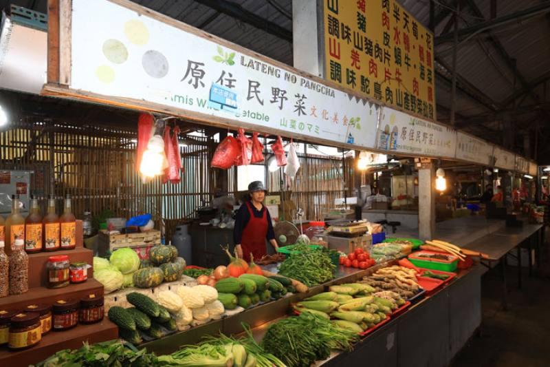 Foraged vegetables are a special feature of produce markets in Hualien. Here they are on sale at the Ji’an evening market.