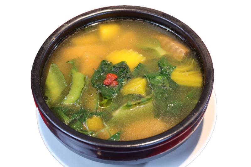 Featuring rich layers of flavor, the Mu Ming Restaurant’s “foraged vegetable soup” is authentic Amis cuisine.