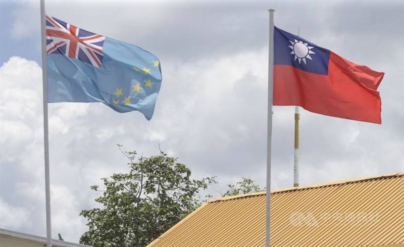 The flags of Taiwan and Tuvalu fly next to each other ( CNA file photo)