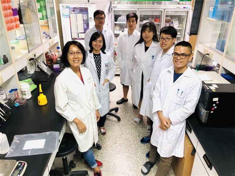 National Chung-Hsing University professor Chao Day-yu (left) and her research team pose for a photo in their laboratory. Photo courtesy of Chao Day-yu Jan. 24, 2024