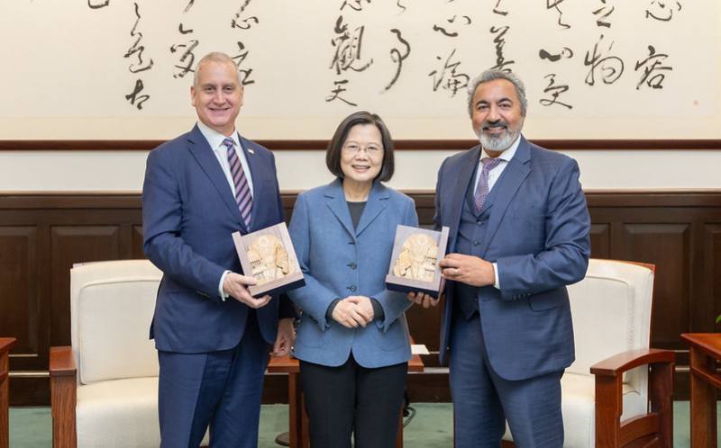 President Tsai poses for a photo with US Representatives Mario Díaz-Balart and Ami Bera, co-chairs of the Congressional Taiwan Caucus.