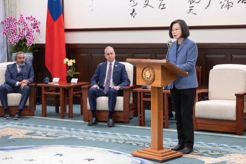 President Tsai addresses a delegation led by US Representatives Mario Díaz-Balart and Ami Bera, co-chairs of the Congressional Taiwan Caucus.