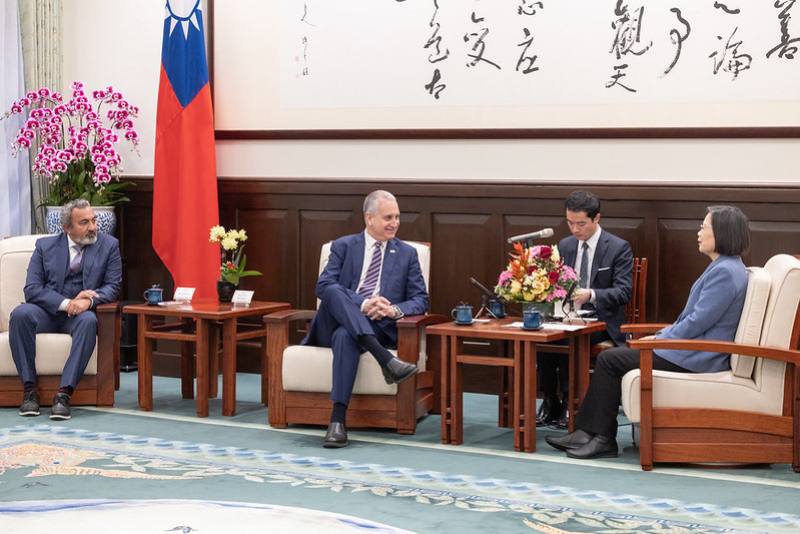 President Tsai exchanges views with US Representatives Mario Díaz-Balart and Ami Bera.