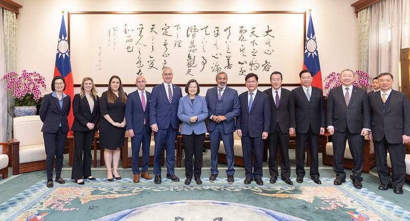 President Tsai poses for a photo with a delegation led by US Representatives Mario Díaz-Balart and Ami Bera, co-chairs of the Congressional Taiwan Caucus.