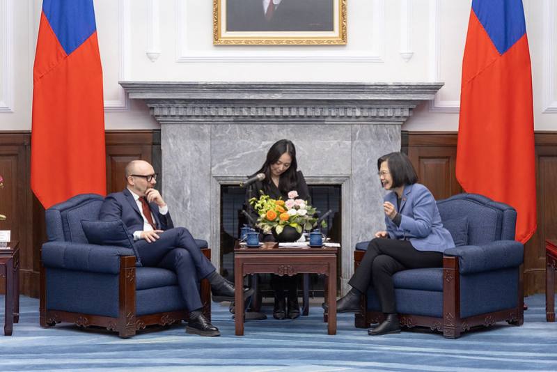 President Tsai Ing-wen meets with the Lithuania-Taiwan Parliamentary Friendship Group.