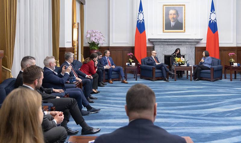 President Tsai exchanges views with the Lithuania-Taiwan Parliamentary Friendship Group.