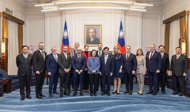 President Tsai poses for a photo with the Lithuania-Taiwan Parliamentary Friendship Group.