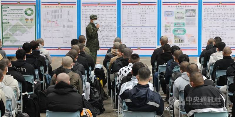 A military personnel explains the eight-week training course to the newly arrived conscripts in Taichung on Thursday. CNA photo Jan. 25, 2024