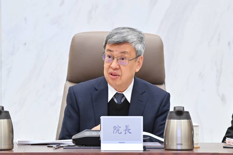 Premier oversees government preparations for Lunar New Year holiday