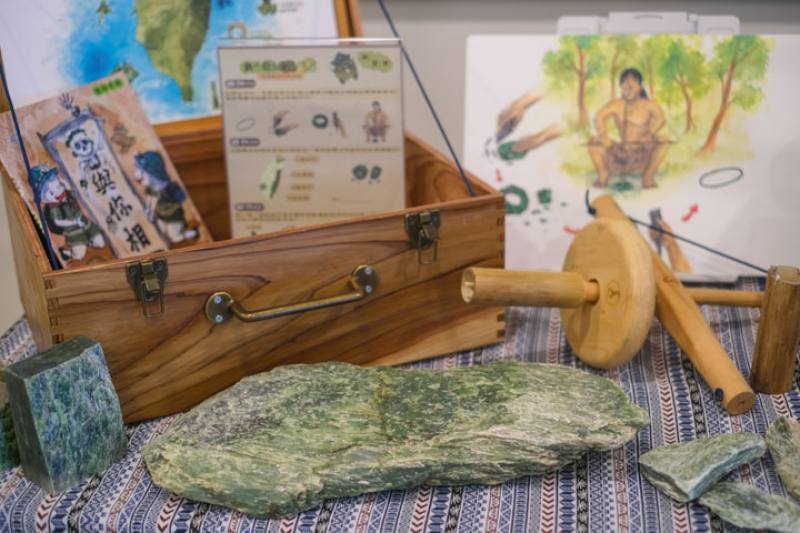 The Hualien Archaeological Museum has a display of items related to the Ciyakang site, including rough jade stones, pipe drills, rotary cutters, and so forth.