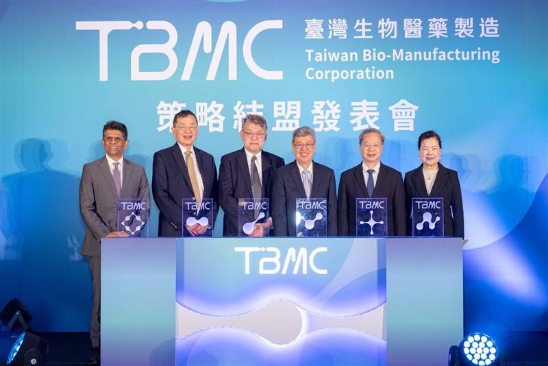 Taiwan Bio-Manufacturing Corp. Chairman Michel Chu (center left), National Resilience CEO Rahul Singhvi (left) and Vice Chairman Patrick Yang (second left) pose for photos with Premier Chen Chien-jen (center right), Minister of National Development Kung M