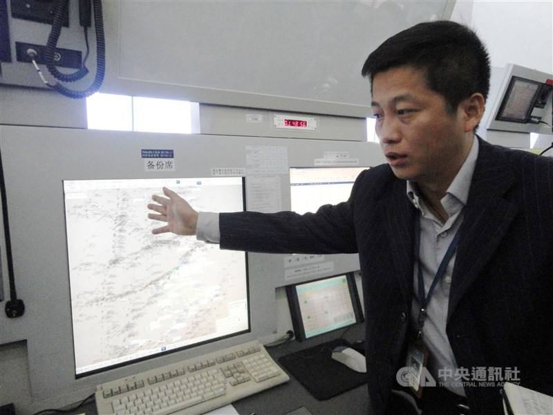 A Chinese air controller explains to reporters the busy air traffic in eastern China, in Shanghai in March 2015. CNA photo