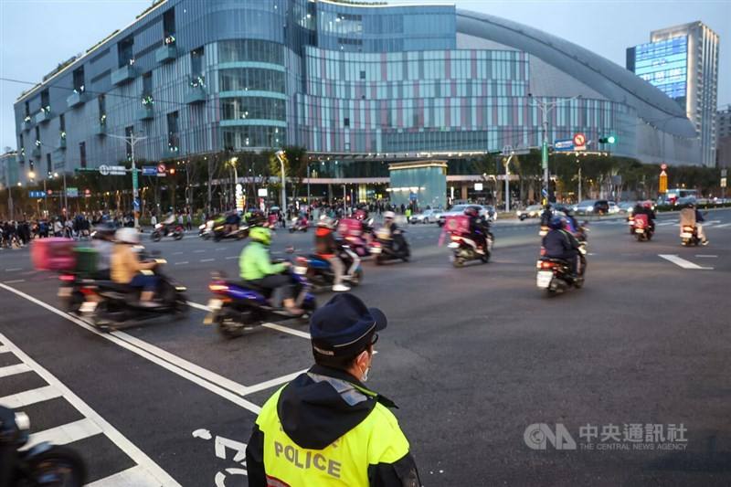 A policeman monitors the traffic at the intersection of Zhongxiao East Road and Guangfu South Road in Taipei, across from the retail space in front of the Taipei Dome stadium on Nov. 3, 2023. CNA photo
