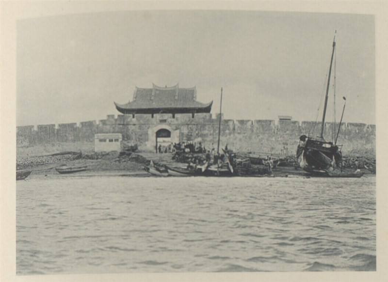 A photo of Magong City Wall, taken over a century ago by French Lieutenant Colonel and the Count of Pimodan Claude de Rarécourt de la Vallée, is presented on the "Memories from Formosa and the Pescadores Islands" online gallery by the National Center of P