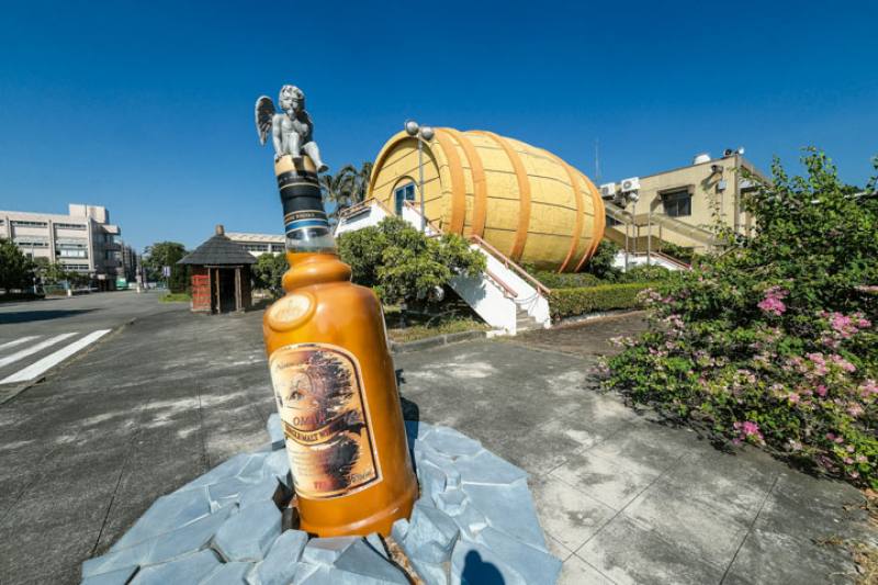 The angel seated on the oversized whisky bottle at the entrance to the Nantou Distillery represents the “angel’s share.”