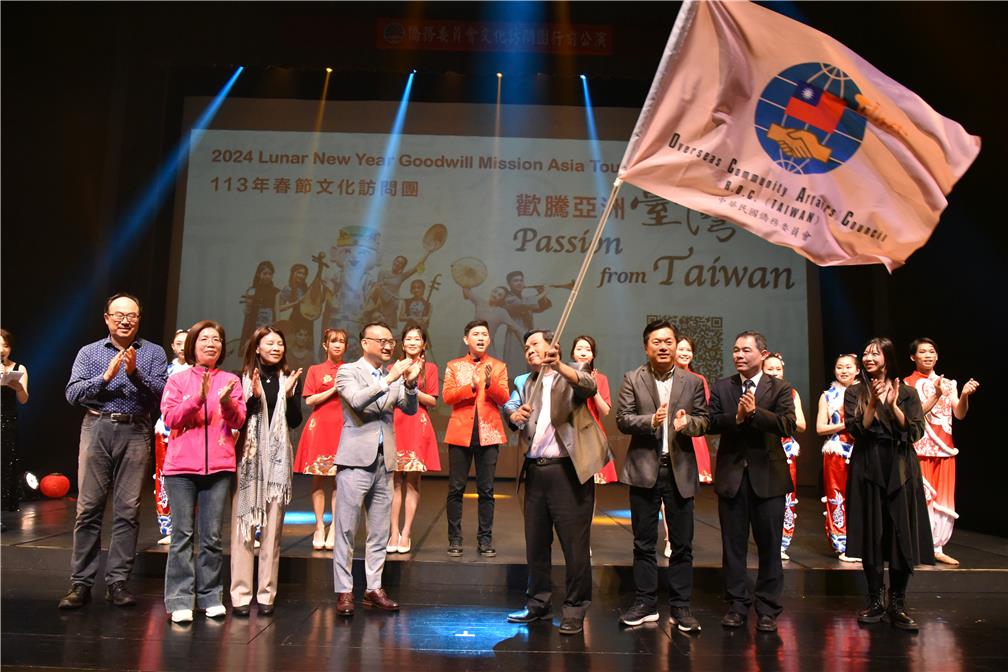 OCAC Deputy Minister Ruan Jhao-syong presenting the flag to the Formosa Melody Music Center group leader.
