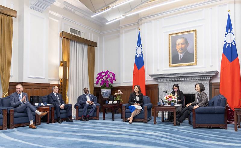 President Tsai exchanges views with Michigan Governor Gretchen Whitmer.