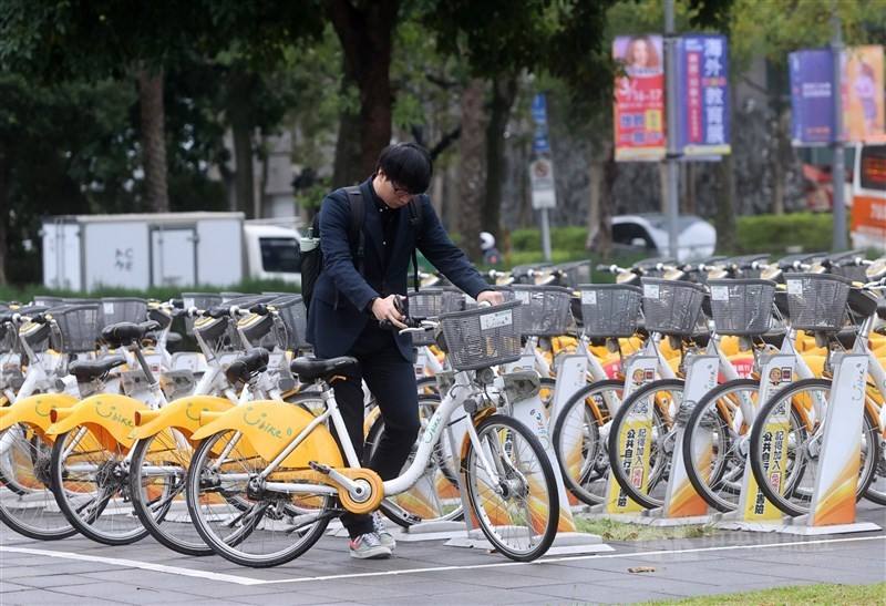 A member of the public rents a YouBike 2.0 in this CNA photo.