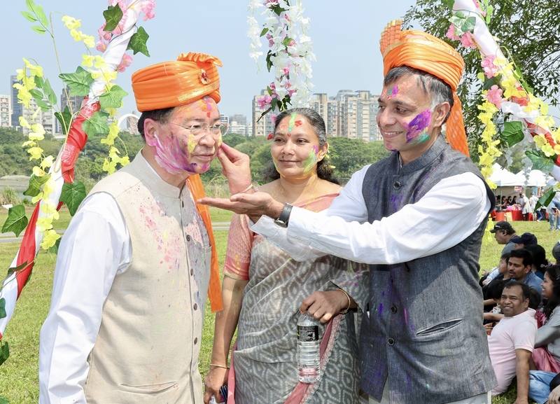 Manharsinh Laxmanbhai Yadav, head of the India Taipei Association engage with Foreign Minister Joseph Wu at the latter's first-ever Holi experience at a New Taipei park on Sunday. CNA photo