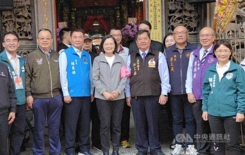 President Tsai Ing-wen (fourth left) pose for a picture in front of Gongtian Temple. CNA photo March 17, 2024