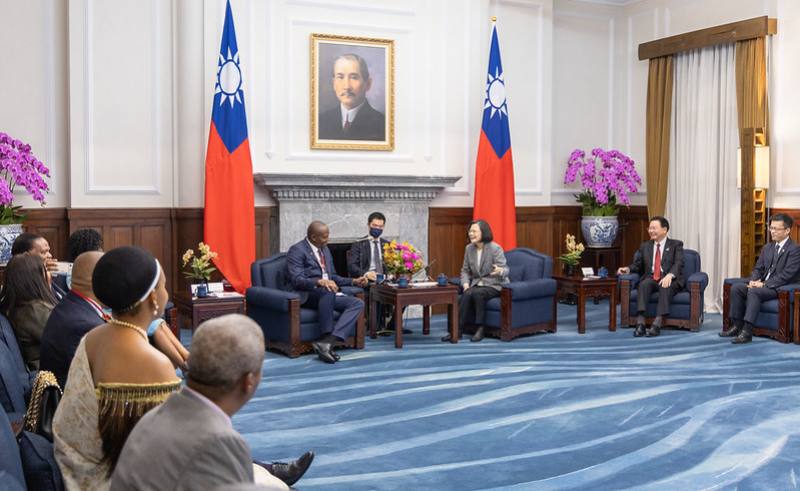 President Tsai exchanges views with Prime Minister of the Kingdom of Eswatini Russell Dlamini.