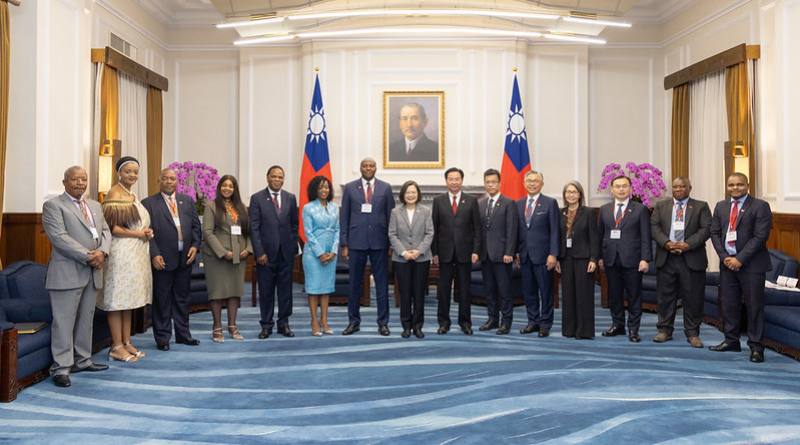 President Tsai poses for a group photo with a delegation led by Prime Minister of the Kingdom of Eswatini Russell Dlamini.