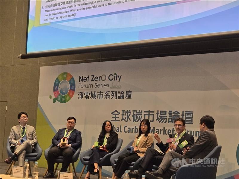 A panel of experts exchange their views at a global carbon market forum held during the Net Zero City Expo in Taipei Thursday. CNA photo March 21, 2024