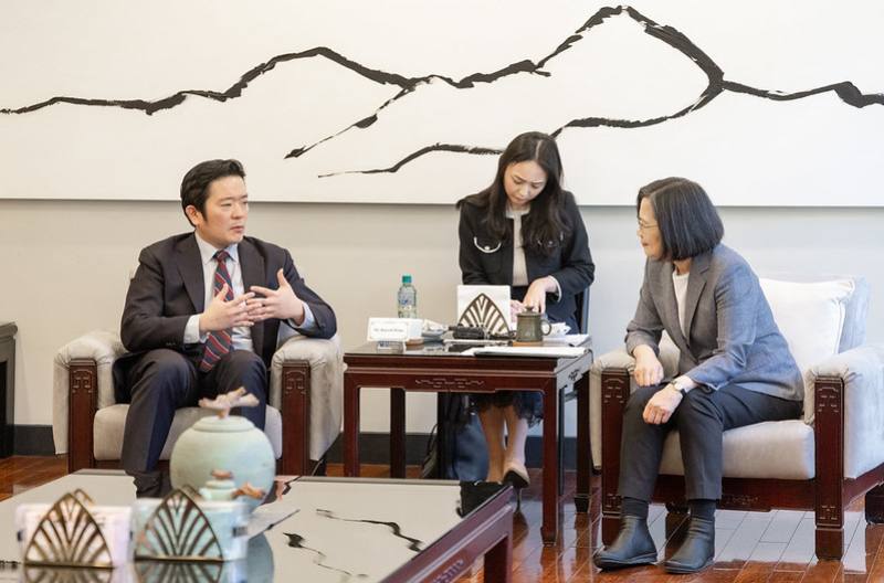 President Tsai exchanges views with Global Taiwan Institute Executive Director Russell Hsiao (蕭良其).