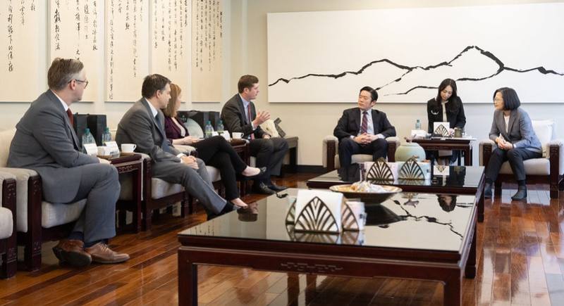 President Tsai exchanges views with a delegation from the Global Taiwan Institute.