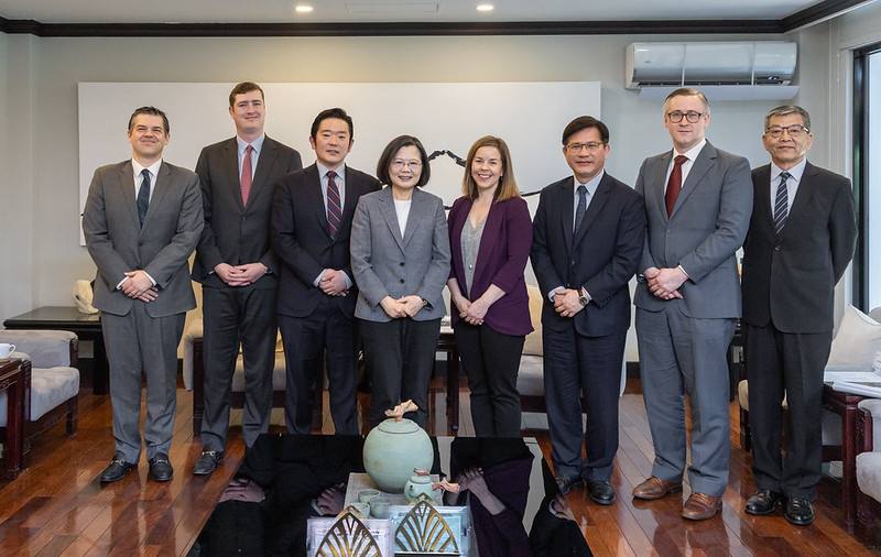 President Tsai poses for a group photo with a delegation from the Global Taiwan Institute.