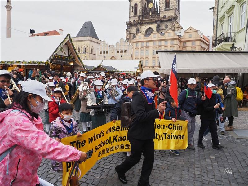 The Kaohsiung City Chien-chin Primary School parades through Prague's old town. Photo courtesy of Kaohsiung City Chien-chin Primary School