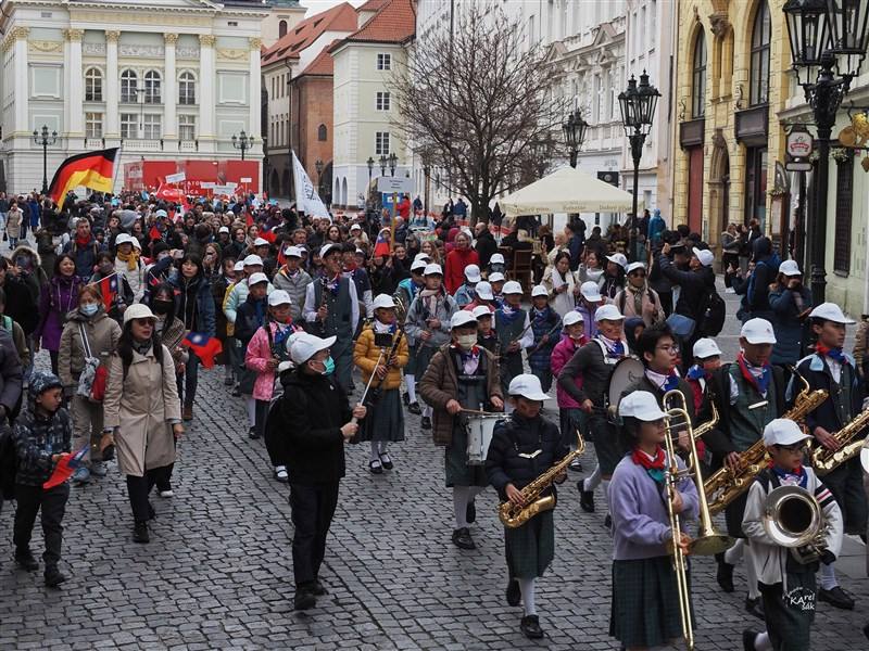 The Kaohsiung City Chien-chin Primary School parades through Prague's old town with other participating ensembles. Photo courtesy of Kaohsiung City Chien-chin Primary School