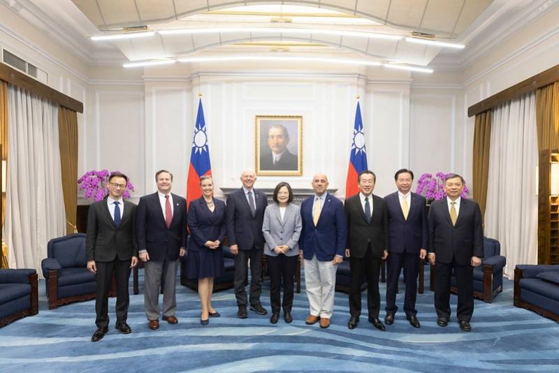 President Tsai poses for a group photo with a US bipartisan congressional delegation from the Subcommittee on Intelligence and Special Operations of the US House Armed Services Committee led by Chairman Jack Bergman.