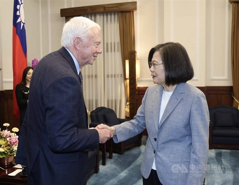 President Tsai Ing-wen (right) shakes hands with U.S. congressman Jack Bergman at the Presidential Office Thursday. CNA photo March 28, 2024